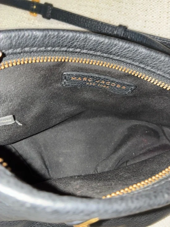 Marc Jacobs EUC Black Leather Classic Q
Percy Crossbody bag. - Picture 7 of 14